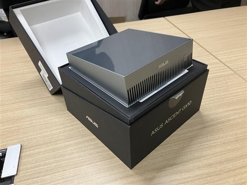 NVIDIA DGX Sparkの、ASUS製OEM機