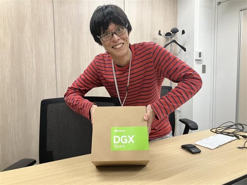 NVIDIA DGX Sparkを手にしてうれしそうなエンジニアA氏