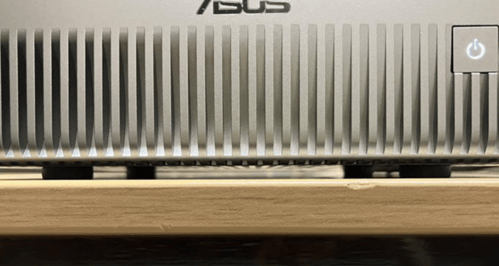 ASUS製のOEM機を横から撮影。「足」があり、設置場所との間に空間がある。