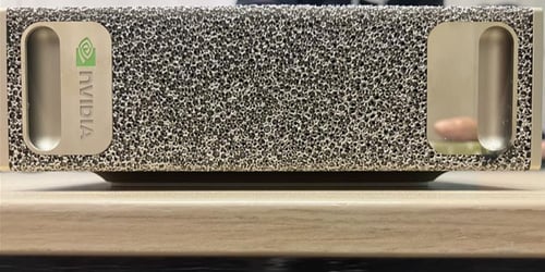 NVIDIA DGX Sparkを横から撮影。設置面が広く、下からの排熱はほぼ無い様子。